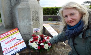 Pat Stevens of UNITE lays a wreath on Workers' Memorial Day 2016